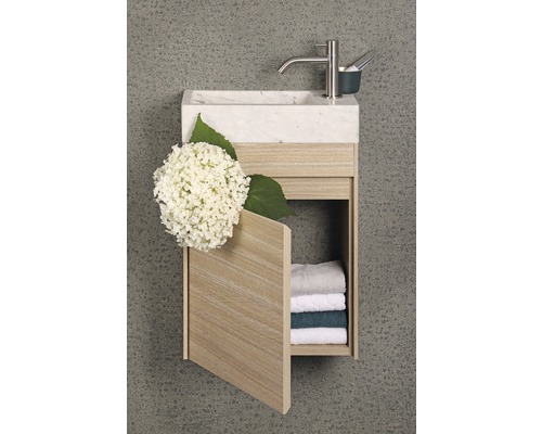 Vasque avec plaque de marbre, robinetterie et meuble bas ouvert en bois avec serviettes