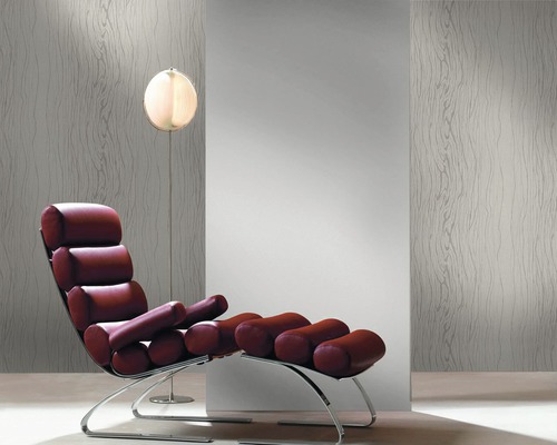 Aménagement de pièce avec papier peint à motifs, lampe et fauteuil