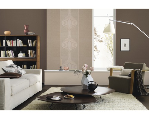 Salon avec canapé, fauteuil, bibliothèque et papier peint à motifs