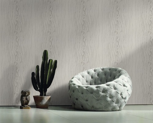 Vue d''une pièce avec papier peint imitation bois, fauteuil, cactus et décoration