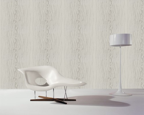 Pièce claire avec papier peint imitation bois, fauteuil et lampadaire