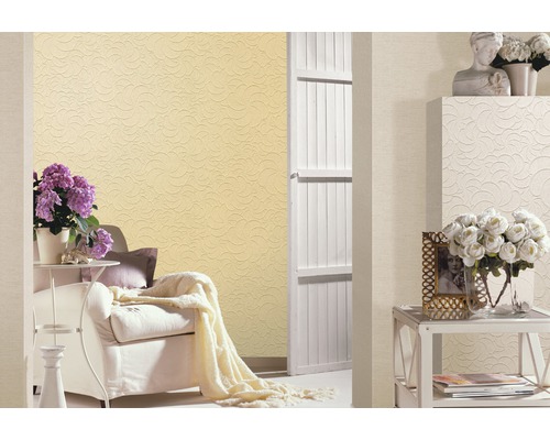 Séjour avec papier peint à motifs, fauteuil et décoration