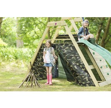 Spielplatz mit Holzkonstruktion, Kletterwand, Rutsche und Zelt mit Tarnmuster