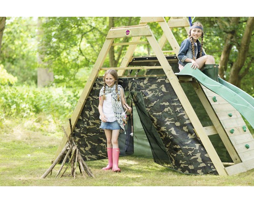 Spielplatz mit Holzkonstruktion, Kletterwand, Rutsche und Zelt mit Tarnmuster
