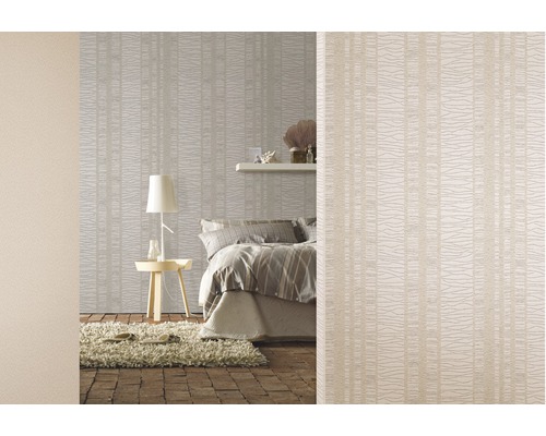 Chambre avec papier peint à motifs, lit, table de chevet et tapis