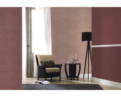 Wohnzimmer mit floral gemusterter Tapete, Sessel und Stehlampe