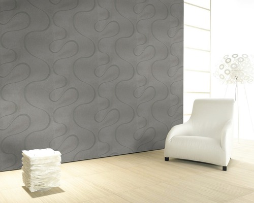 Pièce lumineuse avec papier peint à motifs gris, fauteuil et lampe