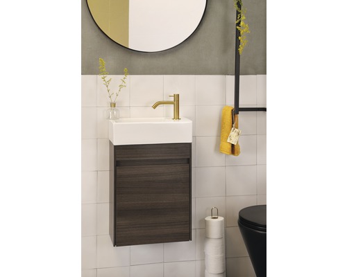 Salle de bains avec meuble sous-lavabo, lavabo, robinetterie et miroir