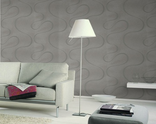 Salon avec canapé, lampadaire et papier peint à motifs