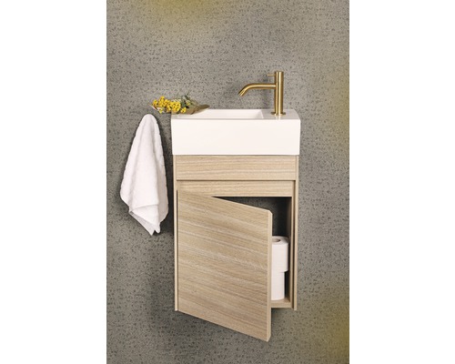 Vasque suspendue avec porte ouverte, serviette et robinet doré