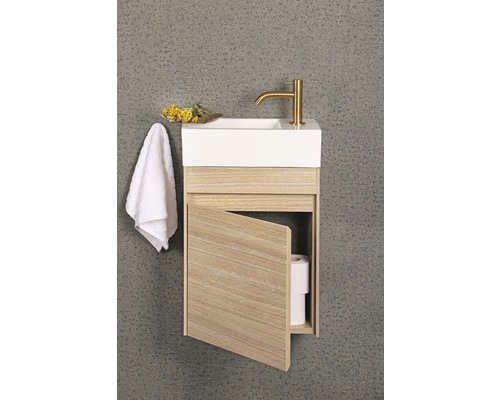 Petite vasque avec armoire en bois ouverte, serviette et robinetterie