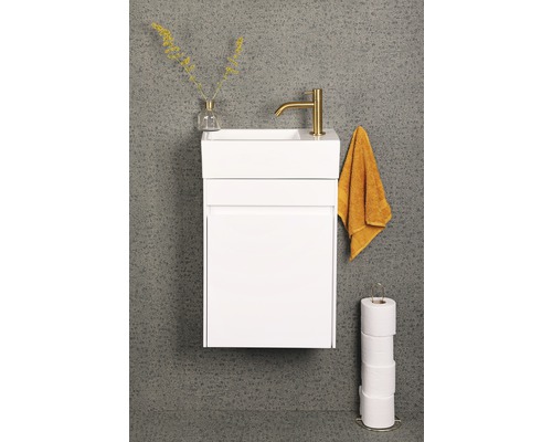 Meuble sous-lavabo blanc avec robinet, serviette et porte-papier toilette