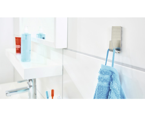 Salle de bain avec patère et serviette