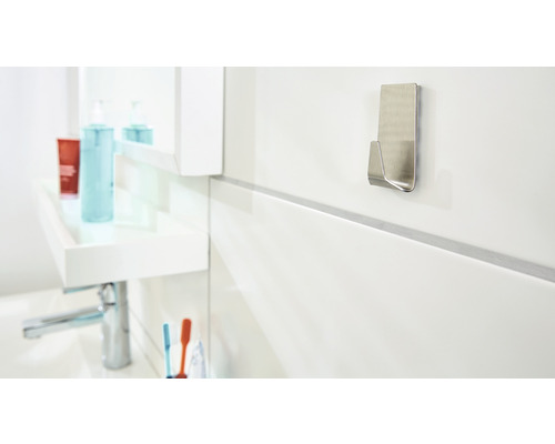 Patère en acier inoxydable dans la salle de bain