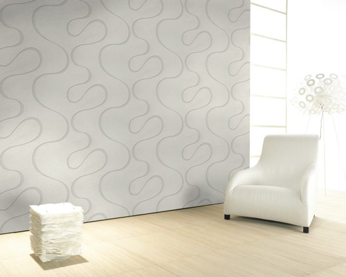 Salon avec papier peint à motifs, fauteuil et lampadaire