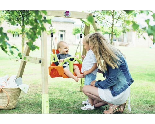 Balançoire en bois avec siège de bébé et enfants jouant dans le jardin