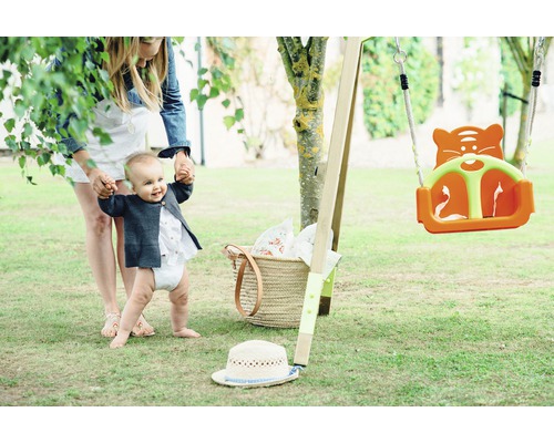 Scène de jardin avec bébé, mère, panier de pique-nique et balançoire pour enfants