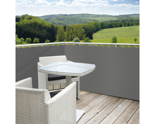 Balcon avec écran de confidentialité, table et chaises pour l''extérieur