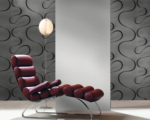 Aménagement intérieur avec fauteuil, lampadaire et papier peint à motifs