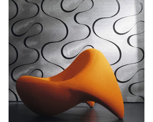 Fauteuil orange devant un mur avec un motif incurvé