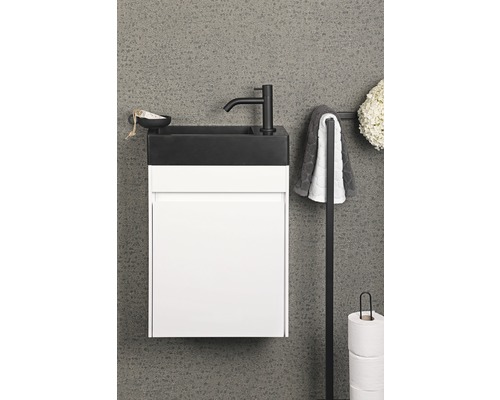 Salle de bains avec meuble sous-lavabo en blanc et noir, robinetterie, porte-serviettes et porte-papier toilette