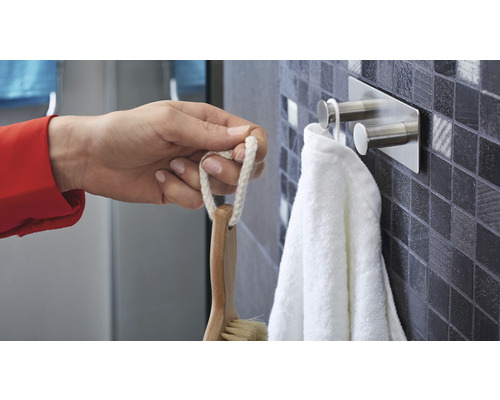 Szene eines Badezimmers mit Handtuchhalter, Handtuch und Bürste