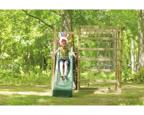 Enfant glissant sur une tour de jeux avec filet d''escalade