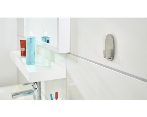 Badezimmer-Szene mit einem einzelnen, silberfarbenen Haken an einer Wand