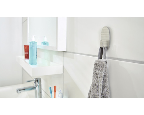 Badezimmer mit Waschbecken, Spiegel und Handtuchhaken mit Handtuch