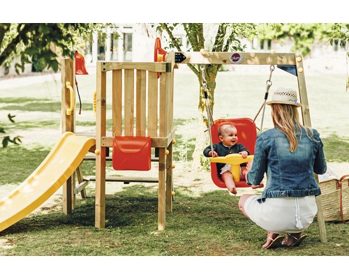 Aire de jeux avec balançoire et toboggan dans le jardin