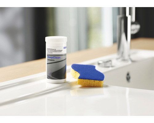 Nettoyant pour céramique Blanco DeepClean et éponge à récurer sur un évier