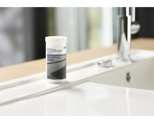 Nettoyant pour céramique Blanco DeepClean à côté d''un évier