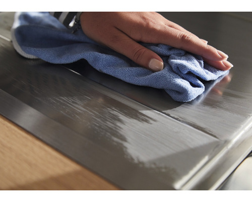 Nettoyage d''une surface métallique avec un chiffon