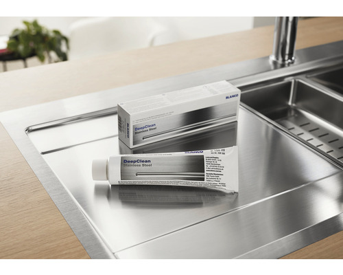 Nettoyant pour acier inoxydable Blanco Deep Clean sur un évier en acier inoxydable
