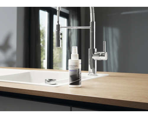 Scène de cuisine avec évier, robinet et flacon de nettoyage