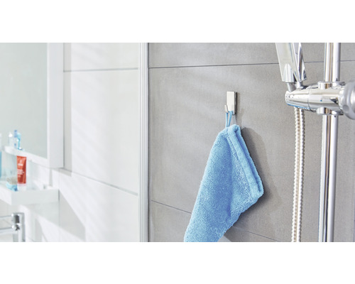 Modernes Badezimmer mit Handtuchhaken und Dusche