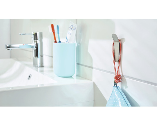 Badezimmer mit Waschbecken, Armatur, Zahnputzbecher und Wandhaken