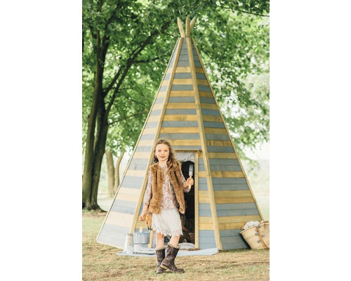 Fillette devant une tente de jeu de style tipi, entourée d''arbres