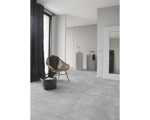 Pièce lumineuse avec sol design, fauteuil et décoration