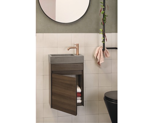 Salle de bains avec lavabo, meuble sous-lavabo, robinet et miroir