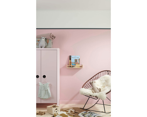 Kinderzimmer mit Schrank, Schaukelstuhl, Wandregal und Spielzeug