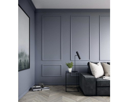 Wohnzimmer mit Wandpaneelen, Sofa und Dekoration