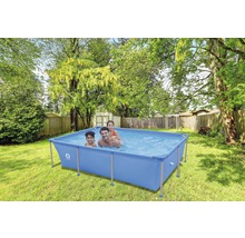 Piscine hors sol rectangulaire avec famille dans le jardin