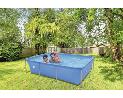 Piscine hors sol rectangulaire avec famille dans le jardin