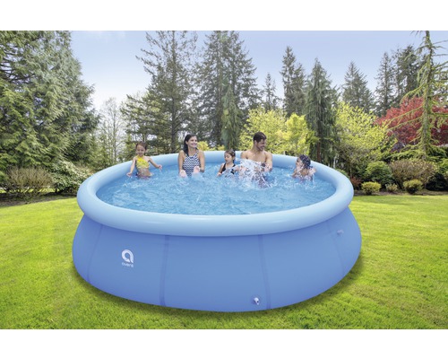 Piscine gonflable avec des personnes jouant dans le jardin.