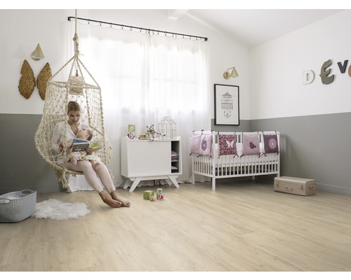 Chambre d''enfant lumineuse avec sol en vinyle, fauteuil suspendu, lit d''enfant et meubles blancs.