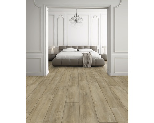 Chambre claire avec plancher en bois, lit et éclairage décoratif.