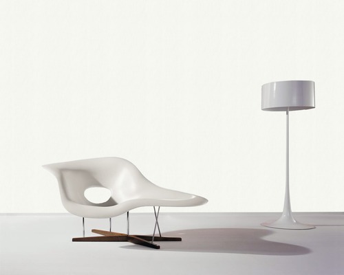 Scène avec un fauteuil en plastique sur un pied en métal et un lampadaire