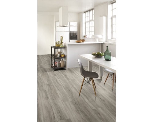 Cuisine lumineuse avec table à manger, chaises et sol aspect bois