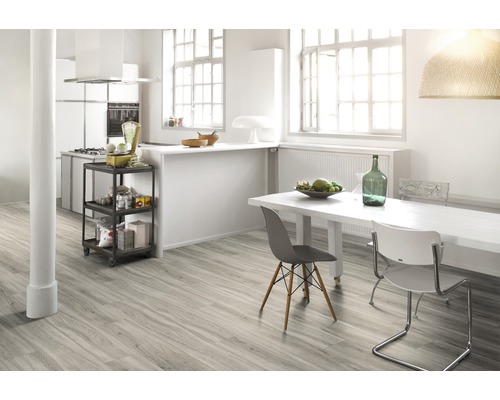 Espace de vie lumineux avec plancher en bois, table à manger et chariot de cuisine